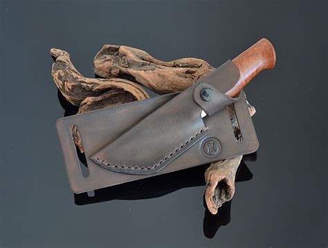 you have to unbutton the sheath, which opens up the whole back of it . . Lower back knife sheath